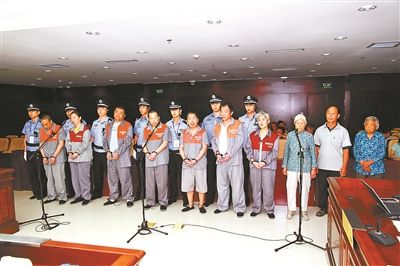 “高龄”团伙利用假人民币纪念册诈骗
