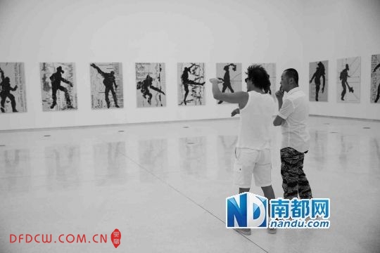 吴山专与英格参展作品《从透视抛出一枚进入投射的火焰》，普罗米修斯的“盗火者”形象与希腊街头扔燃烧瓶的“投火者”合而为一，神话人物进入现实公共空间。