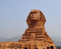 建设单位称会尽快拆除山寨狮身人面像