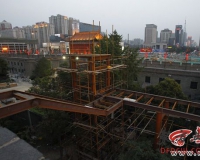 南门城墙架电梯被疑破坏文物 市文物局要求停工