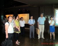 文物专家对三星堆遗址和金沙遗址现场评估