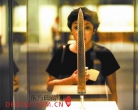 青铜鹿角立鹤国博展出:腹背羽毛纹清晰可见