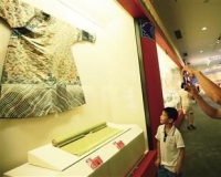 125件明清宫廷文物展出:现帝王吉服缂丝龙袍