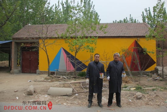 卢道德和李牧在刚完成的墙画前