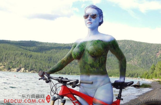女艺术家创作人体画 裸身与自然完美融合 