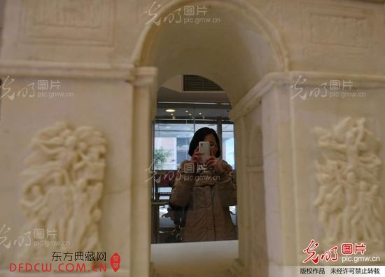 图为一位女士在拍摄由巧克力制作的凯旋门雕塑。(赵俊超)