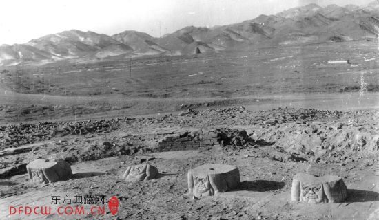 图1a 西夏王陵8号陵碑座出土时原状 图1a 西夏王陵8号陵碑座出土时原状