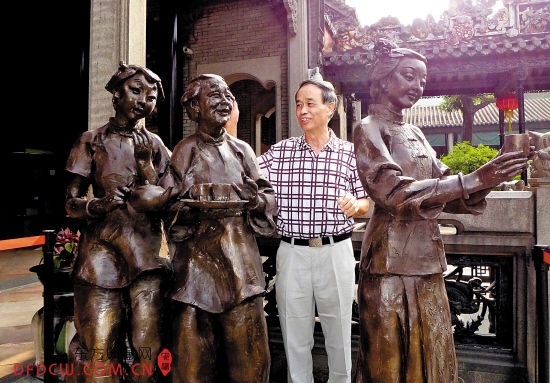 万兆泉和他的“铸铜大件”作品《饮杯新抱茶》 羊城晚报记者 郑迅 摄