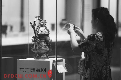 观众参观西周时期的兽面扉棱提梁青铜卣。    本报记者 卢旭 摄