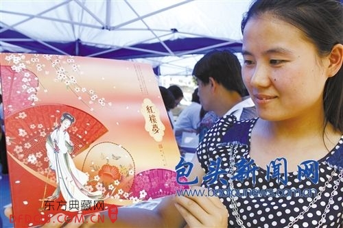 图为《梦境红楼》邮册展示。记者 秦凯莉 摄
