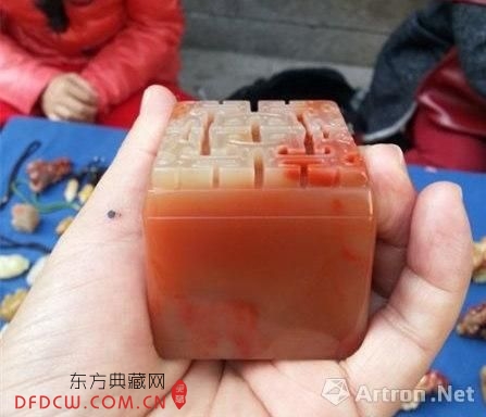 块头不小、颜色也不错的老挝石雕刻印章，叫价只有三千元出头