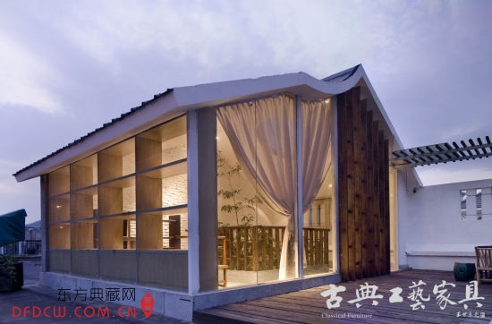 简单的月牙式屋顶和原顶天井的应用，是对徽派建筑的诠释