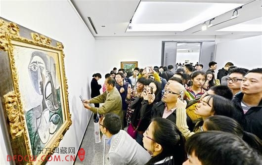 毕加索的《坐着的女人半身像》记者曲严王永胜摄