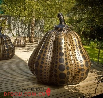 ݼPumpkin (L)ͭƣ241x235x235ףͼƬ KUSAMA Enterprise, Ota Fine Arts, Tokyo / Singapore and Victoria Miro, London ṩ
