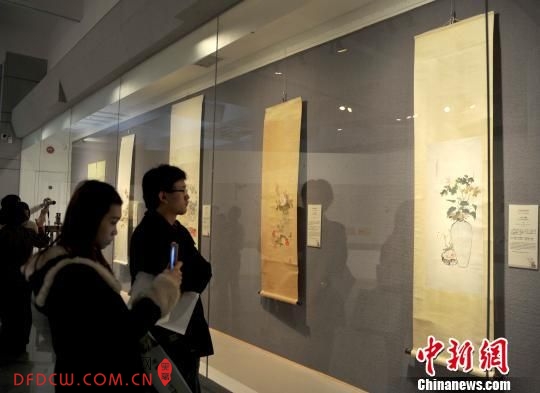 广州艺术博物院30日展出60件清供文物。清供，即清雅的供品。古人会在节序或祭祀时，以清香、鲜花、素食等为供品，其后进入日常生活，成为室内案头，家居装饰品。　刘卫勇　摄