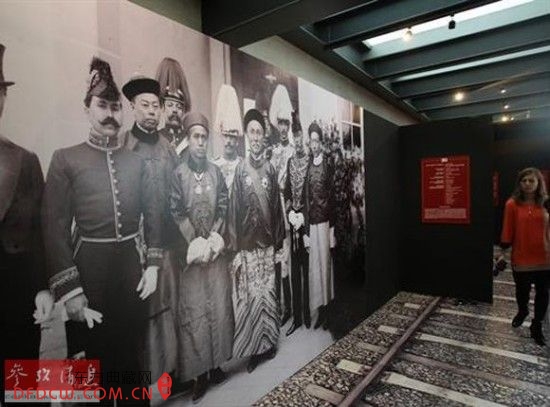 一名参观者经过展览现场(埃菲社)
