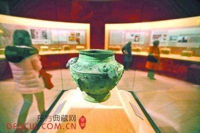 观众在首都博物馆参观“大美吉羊”新春生肖特展         本报记者  卢 旭  摄