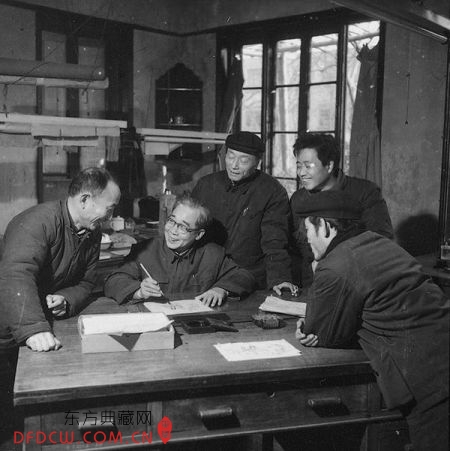 1976年的上海人民美术出版社连环画创作室,左起:贺友直、赵宏本、顾炳鑫、郑家声、刘旦宅。 1976年的上海人民美术出版社连环画创作室,左起:贺友直、赵宏本、顾炳鑫、郑家声、刘旦宅。