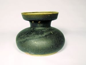 东晋德清窑黑釉唾壶