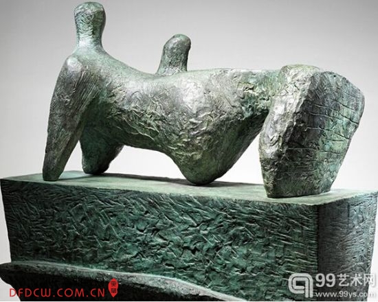 б񡱣Reclining Figure on a Pedestal