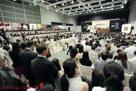 一如既往 人气高涨的苏富比夜场