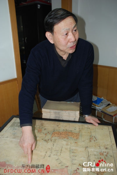彭震尧向记者展示《琉球国全图》