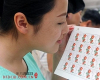 我国发行首套带果香特种邮票