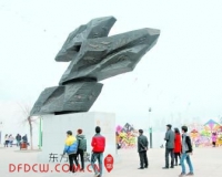 铜雕《逝水》成武汉汉口新景
