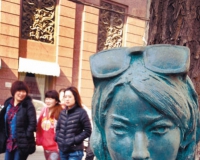 路边雕像被恶搞:雕像美女也吸烟