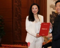 艾敬向中国国家博物馆捐赠雕塑作品