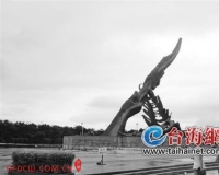 龙岩火车站前传承诏雕像塌了