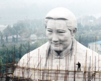 亿元建的宋庆龄雕像没盖完就拆了