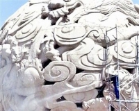 泉州商城广场球形雕塑鲤鱼化龙洗澡