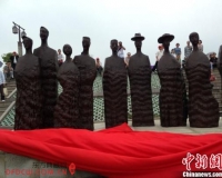 徐志摩与友人观钱塘潮雕塑揭幕