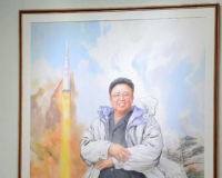 朝鲜发行庆祝光明星节邮票:印金正日照片缅怀