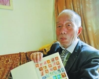 与已故妻子情信上贴138张邮票 84岁老伯建爱情邮集