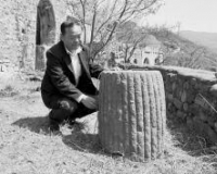 山西一古村落建在崖壁上:存唐代石窑洞宋代石刻