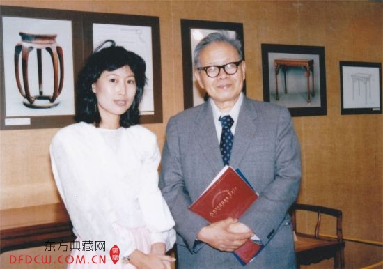 王世襄与伍嘉恩摄于香港三联书店明式家具展览开幕式 1985年9月