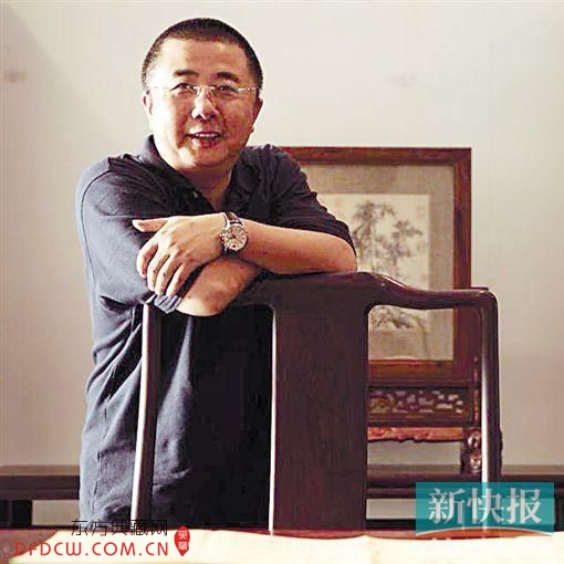简介 刘憬坤 中国古典红木家具设计师、鉴赏家、文房文玩收藏家、木雕艺术家。
