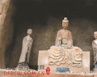 博物馆多尊佛像身上被扔钱币