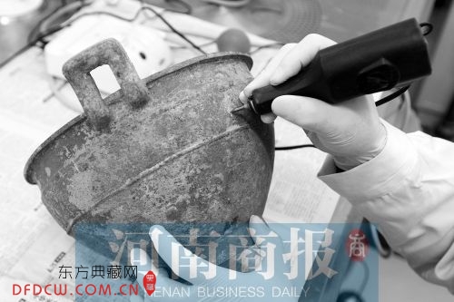 给青铜器除锈是个细致活儿