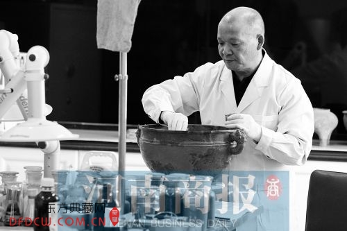 修复青铜器，每一步都需要十分细致、耐心。王琛所用的颜料，也都是他自己加工制作的