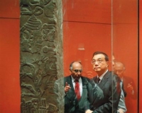李克强参观秘鲁文物展 发现中秘古文化图形相似