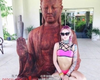 美国一女模坐佛像大腿上拍照 遭泰国佛教徒恐吓