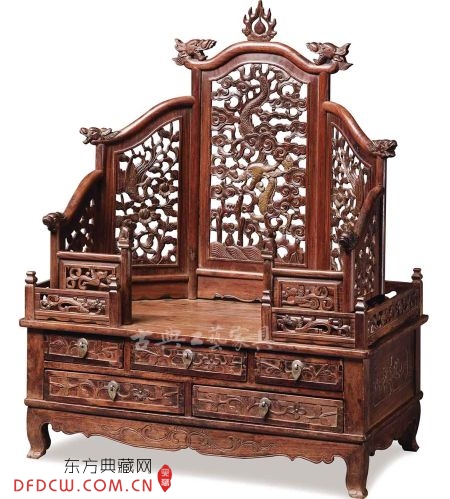 图6 清早期 黄花梨五屏式云龙纹镜台(图片提供：中国嘉德)