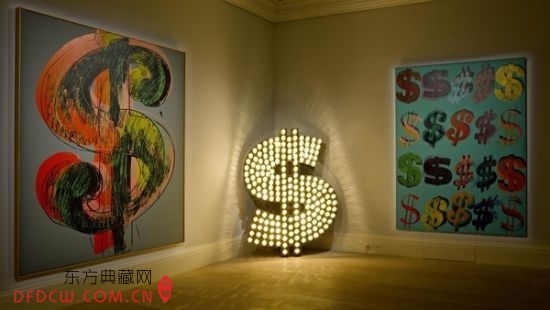两边是沃霍尔作品，中间是韦伯斯特和坎贝尔的雕塑