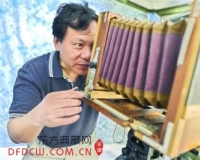 摄影师再现19世纪湿版摄影:用药水在玻璃上成像