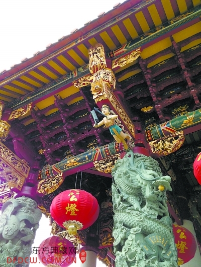 玄妙观三清殿上两个南音艺术造像。李以健 摄
