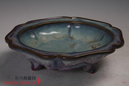 宋钧窑玫瑰紫釉葵式三足洗