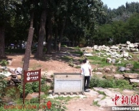 走访圆明园:十二生肖简介有误 游客攀爬古桥遗址